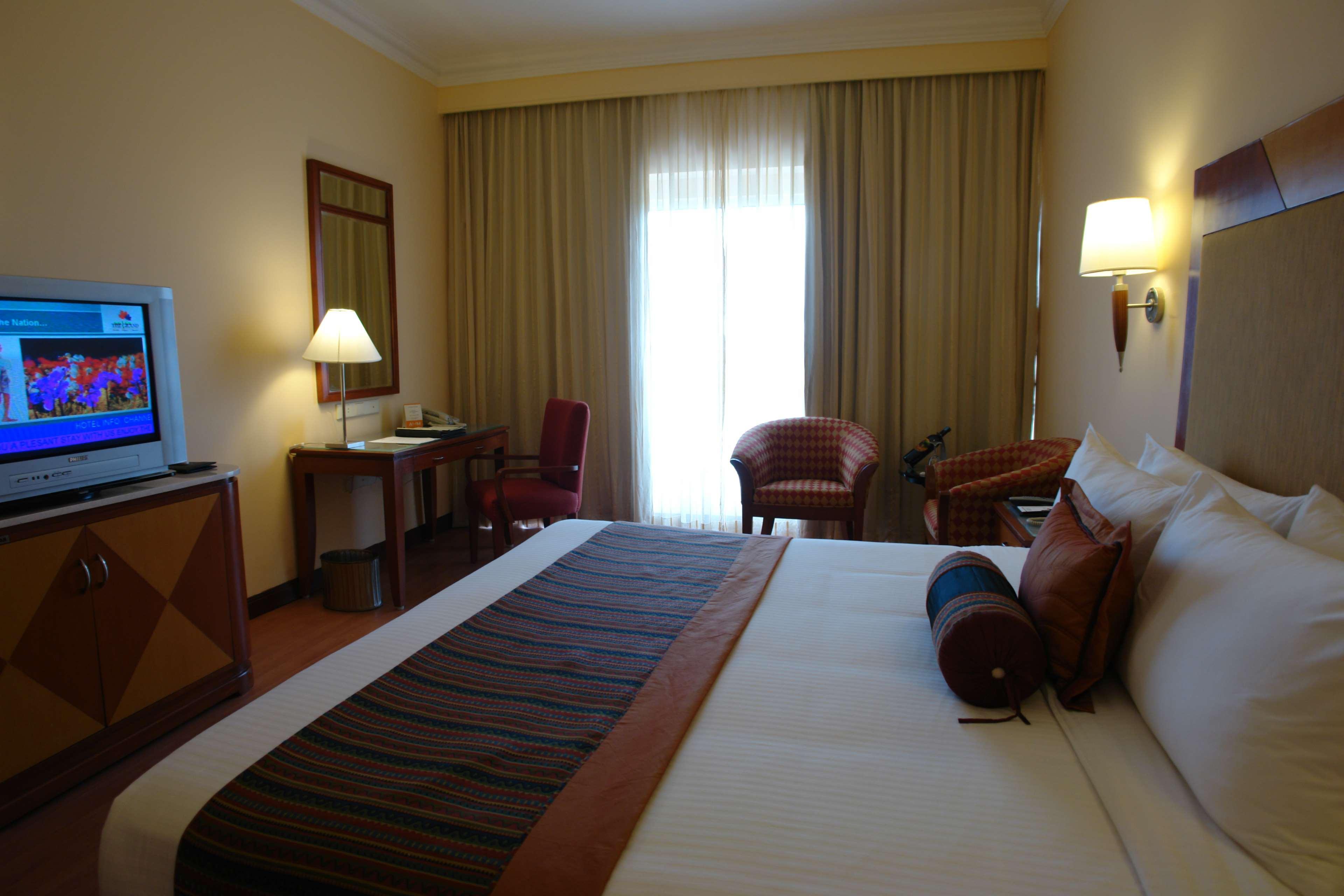 The Lalit Ashok Hotel Bangalore Exterior foto