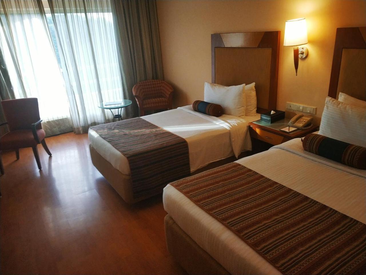 The Lalit Ashok Hotel Bangalore Exterior foto